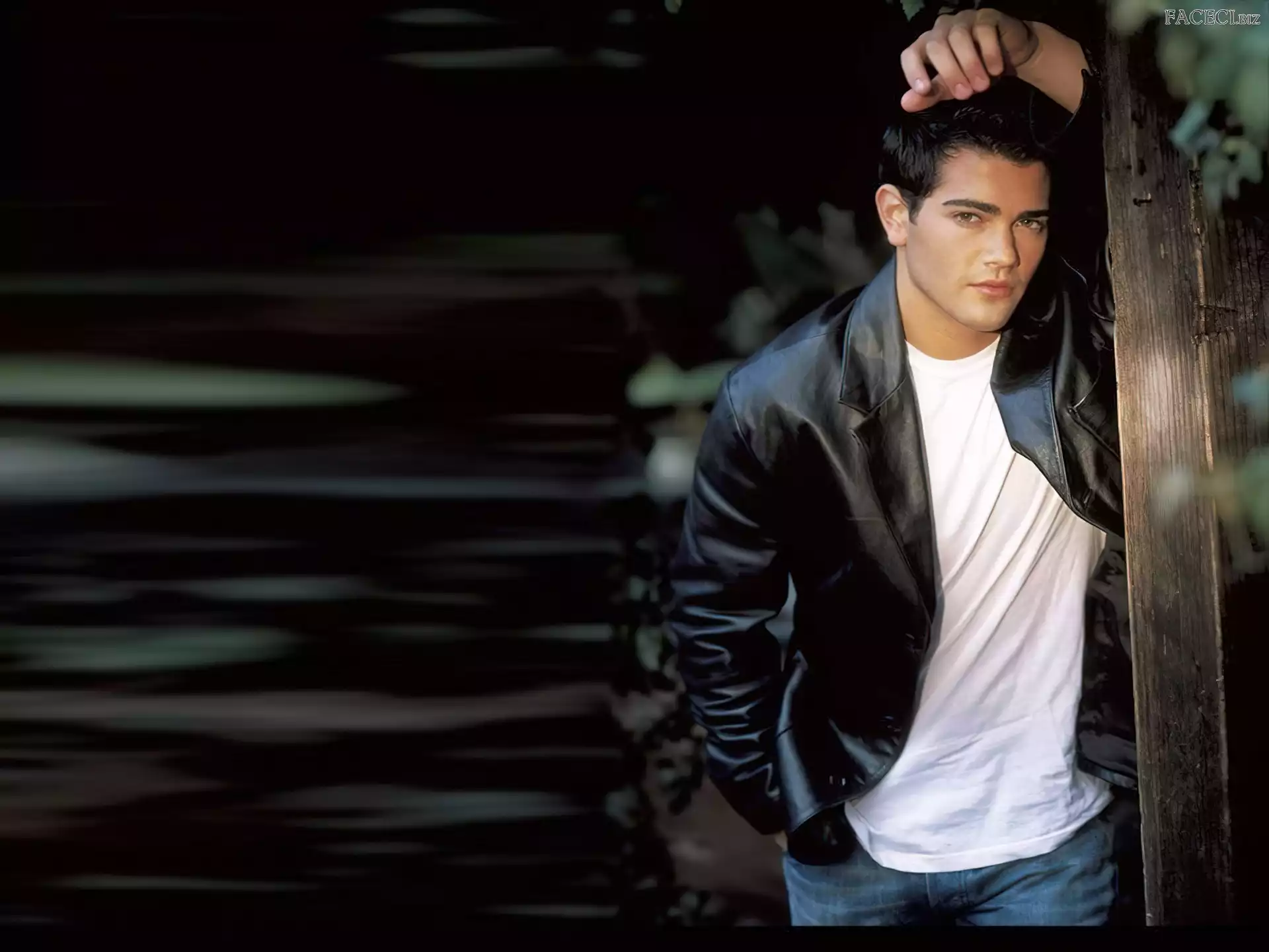 biała koszulka, Jesse Metcalfe, czarna kurtka